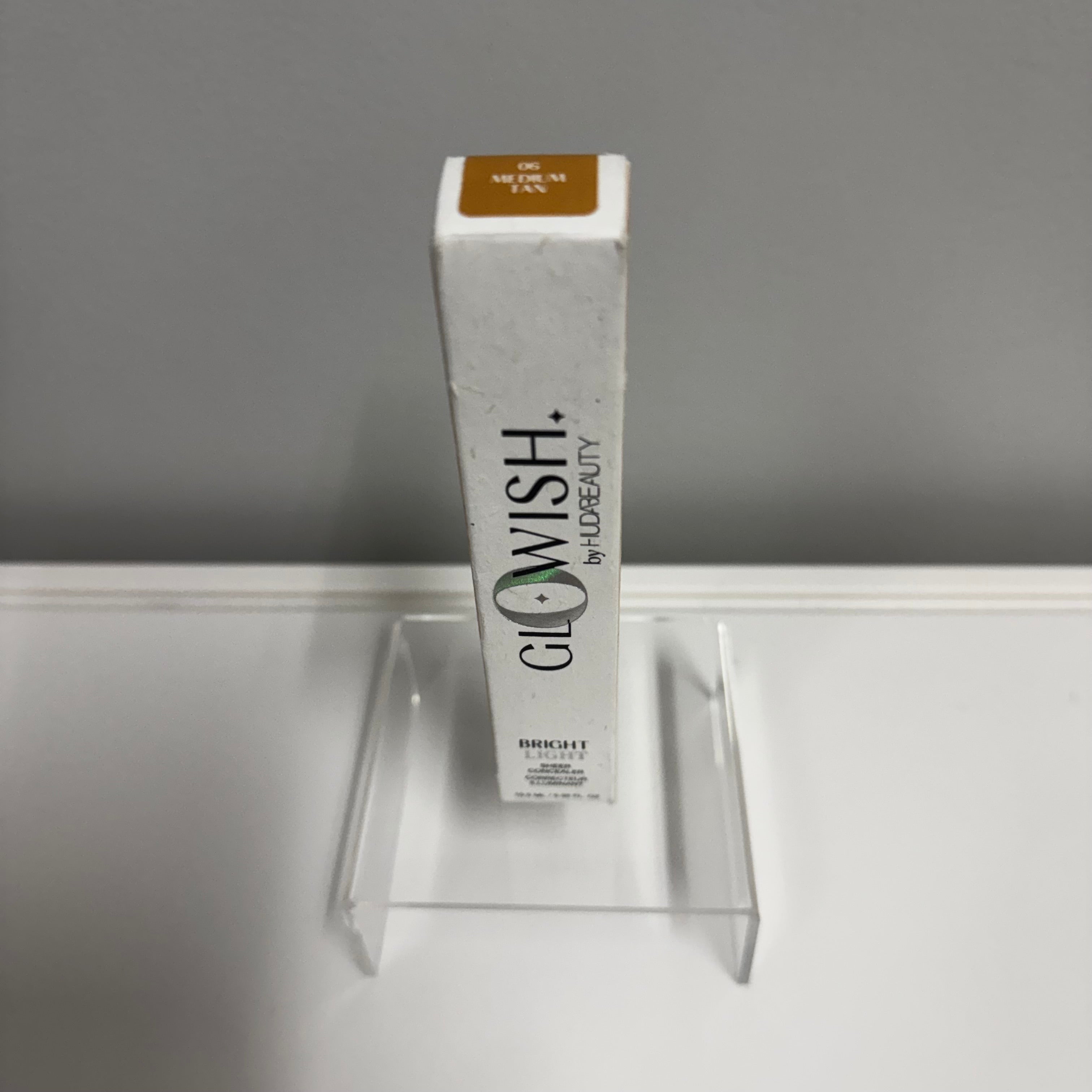 Huda Beauty GloWish Bright Light Hydrating Sheer Concealer in 05 Medium Tan (10 mL / 0.34 fl oz).