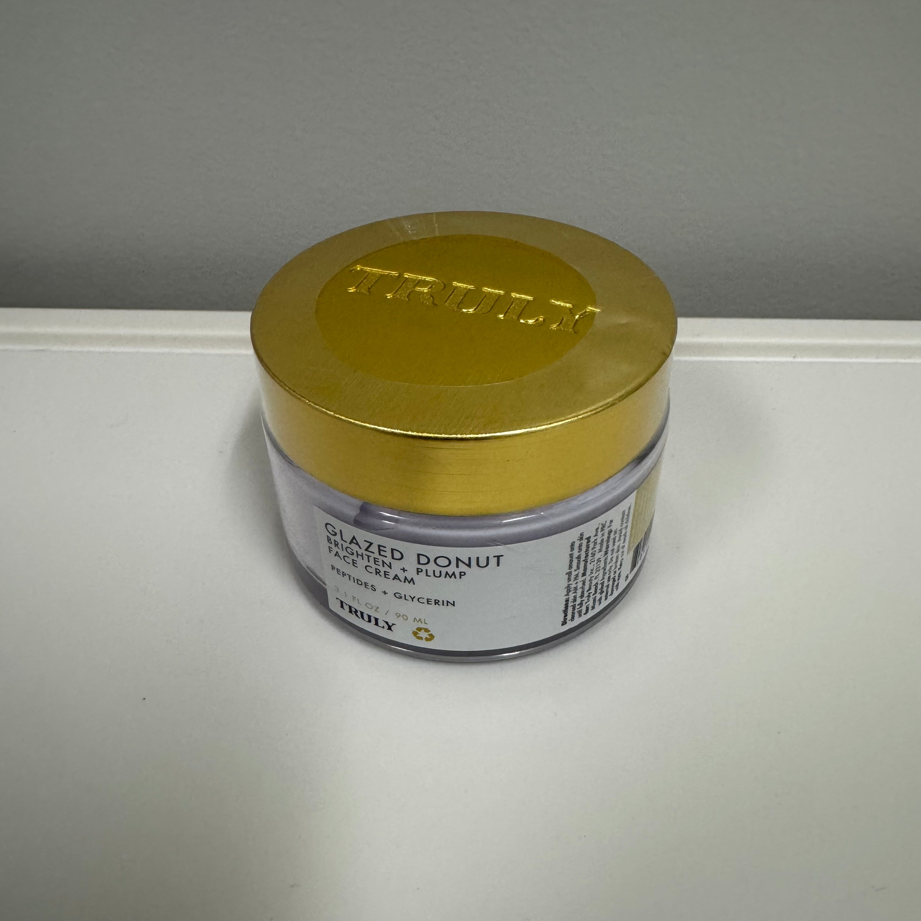 Truly – Glazed Donut Brighten + Plump Face Cream (1.7 oz)