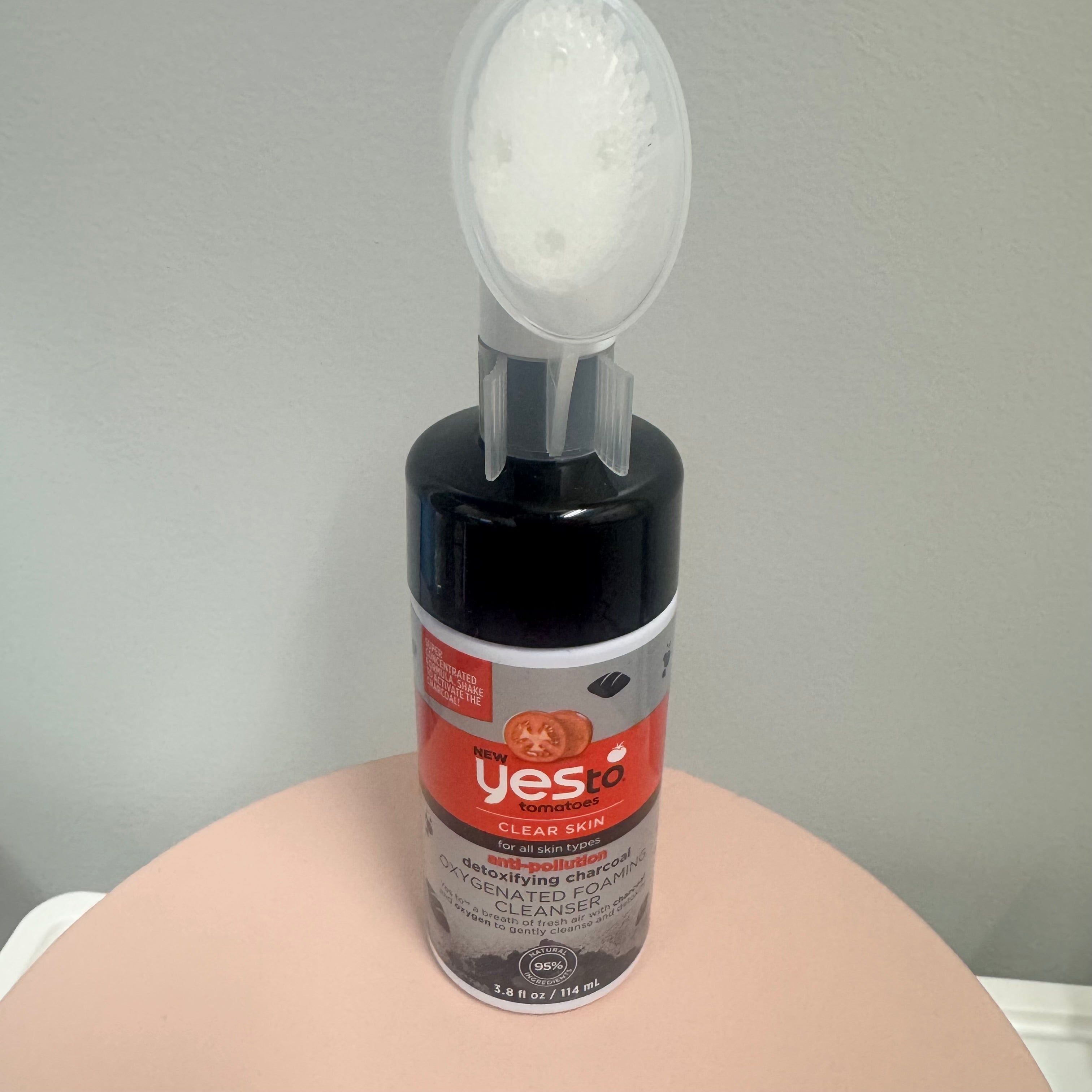 Yes To Tomatoes Clear Skin Detoxifying Charcoal Oxygenated Foaming Cleanser (3.8 fl oz / 114 mL)